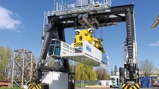 Von Zügen auf Lkw und umgekehrt: Der Künz-Charger ist ein sicheres RTG für das Verladen von Containern. (Bild: Igus GmbH)
