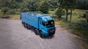 Für lange Aufenthalte abseits der Zivilisation sorgen rund 700 Liter Frischwasserkapazität, 300 Liter Grauwassertank, eine leistungsfähige Solaranlage und ein integriertes Starlink-System für die Internetanbindung. (Bild: FAS Expedition)