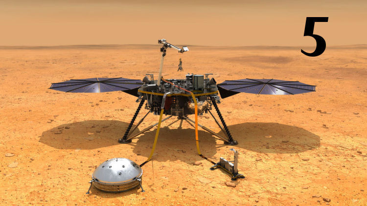 Meter tief rammte die Marssonde Insight ein Messgerät in den Marsboden, um erstmals aufschlussreiche Erkenntnisse über die Entstehung des Felsplaneten zu liefern. Das Messgerät, von den Entwicklern „Maulwurf“ genannt, dringt eigenständig fünf Meter tief in den Boden vor, indem der Motor mit jeder Umdrehung eine Feder spannt, die sich dann mit großer Wucht entlädt und einen Schlag nach unten auslöst. Auf diese Weise arbeitet es sich nach und nach in die Tiefe vor – während mehreren Wochen. (ASA/JPL-Caltech)