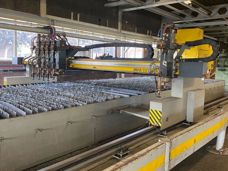 Eine von insgesamt sechs Esab-Brennschneidanlagen ist dieses Portalsystem des Typs Supraprex SXE P2 5000, das unter den Hammer kommt. (Bild: Surplex)