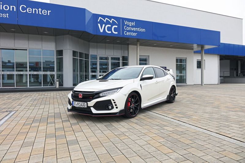 ...vor allem die Straßenlage ist extrem gut. In Kurven zieht der kompakte Sportler eher nach innen, als zu Untersteuern. (Bild: Sven Prawitz/»Automobil Industrie«)