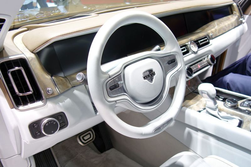 Innen findet sich Leder, Holz und Chrom. (Wehner / »kfz-betrieb)