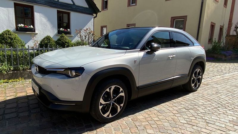 1. Maße und Design: Keine Frage, der Mazda MX-30 ist mit seinem minimalistischen Design eine schicke Erscheinung. (Bild: Kuhn – VCG)