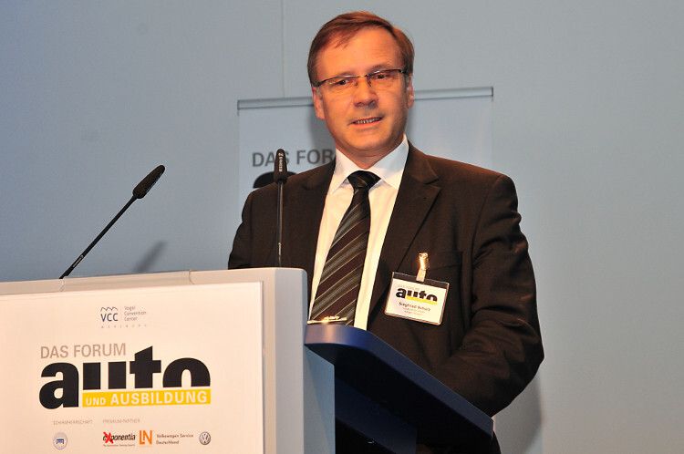Siegfried Schulz von Lukas Nülle würdigte in seiner Laudatio die Siegerschule aus Kassel. (Foto: Schmidt)