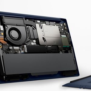 Das etwas schwerere Mainstream-Notebook Thinkpad T14 Gen 7 wurde ebenfalls mit Blick auf Langlebigkeit und Wartungsfreundlichkeit entwickelt.(Bild:  Lenovo)