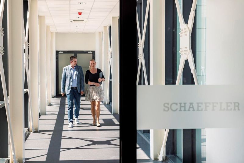 Etwa 4.300 Mitarbeiterinnen und Mitarbeiter sind aktuell bei Schaeffler in Kysuce beschäftigt, mehr als 350 davon in der Entwicklung.  (Bild: Schaeffler/Juraj Sedlák)