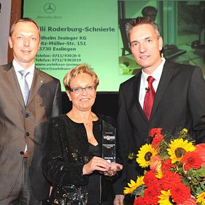 Beifall und Blumen für Elli Roderburg-Schnierle von der Wilhelm Jesinger KG in Esslingen. Die Geschäftsführerin des Mercedes-Benz-Servicebetriebs ist Unternehmerin des Jahres 2009.