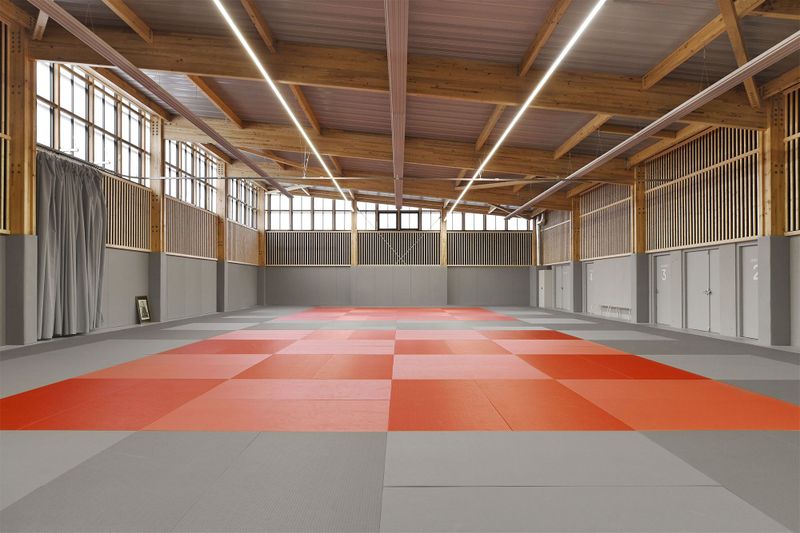 Die weitläufigen Hallen des Programms wurden als ein Weiler mit rudimentären Scheunen konzipiert.  (Bild: Guillaume Amat)