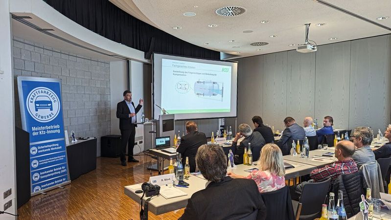 Helge Kiebach vom KTI brachte die Teilnehmer in Sachen Fahrerassistenzsysteme und ihre Reparatur auf den neuesten Stand.(Bild:  Rosenow – VCG)