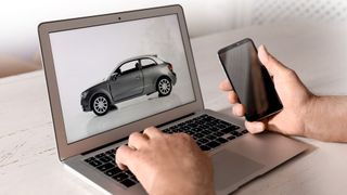 Kunden werden meist erstmals online auf Gebrauchtwagen aufmerksam. (Bild: © New Africa - stock.adobe.com)