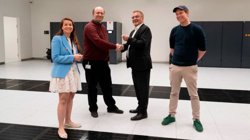 Anlässlich der Inbetriebnahme: (v.l.)Carla Bünger, Angel Nunez (beide von Phoeniqs), Hans-Jörg Fankhauser (Fankhauser) und Stefan Taroni (Phoeniqs).(Bild:  Phoeniqs)