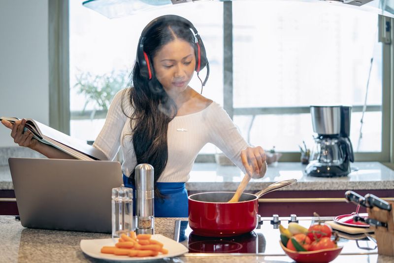 Das Mittagessen kochen während einer Videokonferenz? 24 Prozent der Befragten haben das schon einmal gemacht. (Studio4dich - stock.adobe.com)