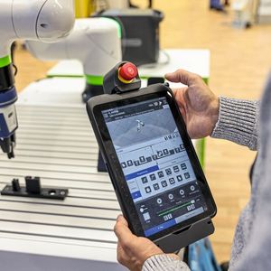 Un robot collaboratif est commandé par tablette à l'AMB 2024.(Source :  Messe Stuttgart)