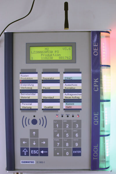 Bei Gotzeina sind nahezu alle CNC-Maschinen mit Datenerfassungs-Terminals von Gewatec ausgerüstet, damit im BDE/MDE-Modul «ProVis» immer online der aktuelle Fertigungsstand der Aufträge abrufbar ist. (Bild: Gotzeina Drehtechnik)
