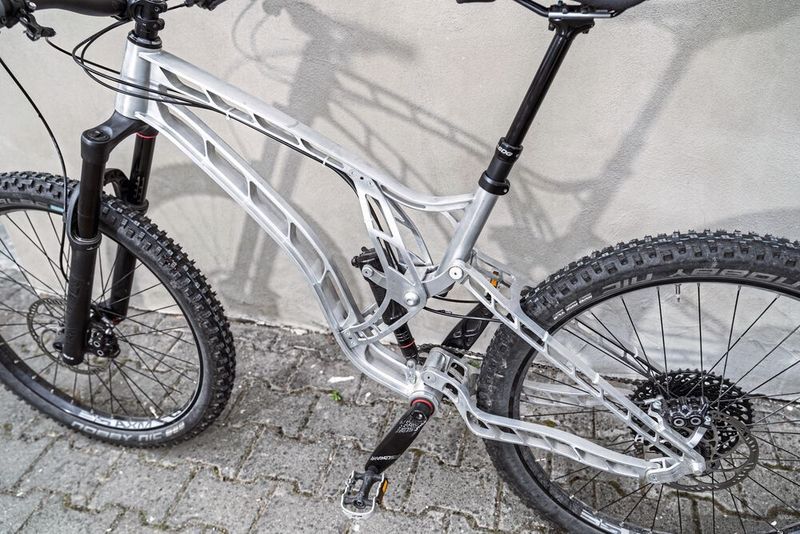 Der Rahmen des ersten fahrbereiten Prototyps glänzt in blankem Aluminium. (maikgoering photography)