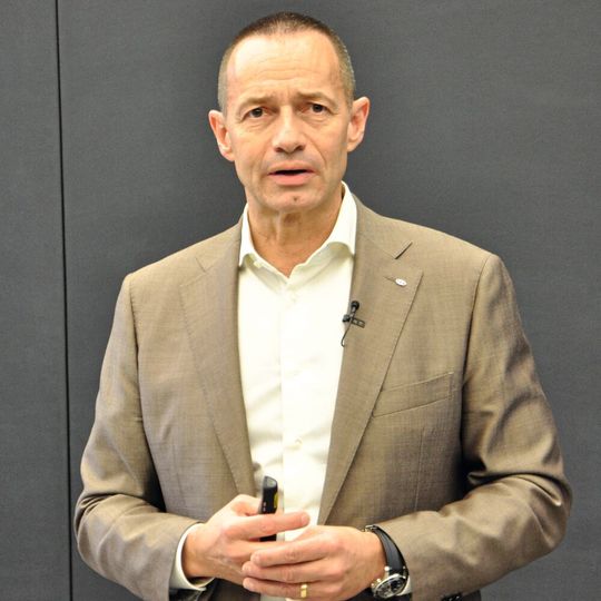Jürgen Keller, Geschäftsführer von Hyundai Motor Deutschland, verspricht ab März eine Lieferzeit von drei Monaten für den Hyundai Kona Elektro.(Bild:  Wehner / »kfz-betrieb«)