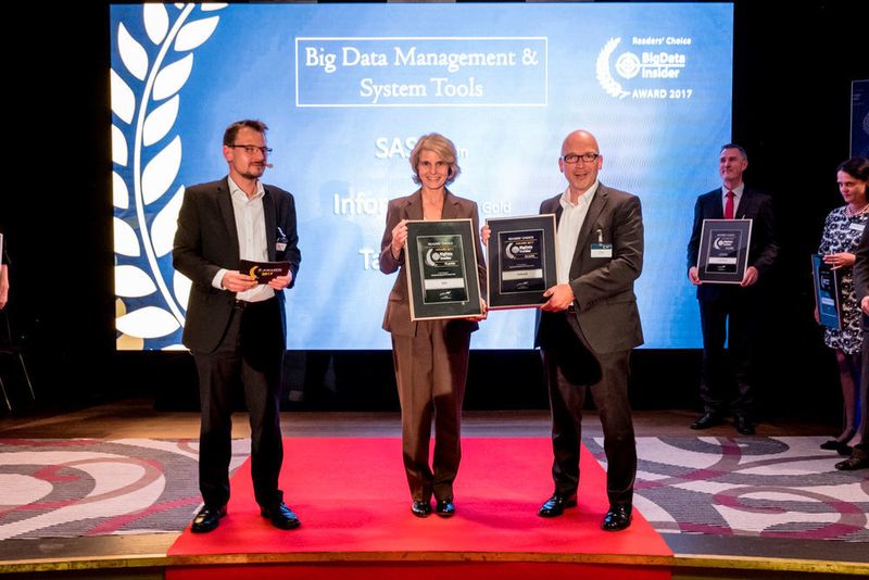 In der Kategorie „Big Data Management & System Tools“ wurde SAS mit Platin ausgezeichnet. Gold ging an Informatica und Silber an Talend. Im Bild (von links): Nico Litzel, BigData-Insider, Andrea Deinert, SAS, und Maik Uebach, Talend.


 (Herr Müller, herrmueller.info)