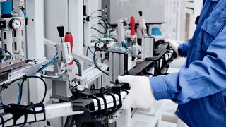 Am chinesischen Standort Suzhou werden Frontend- und Cockpitquerträger in gewichtssparender Kunststoff-Metall-Hybridsbauweise gefertigt.  (Mick Ryan)