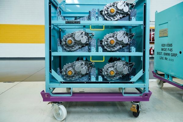 Elektro-Komponenten-Fertigung in Dingolfing für Plug-in-Hybridfahrzeuge.  (BMW)