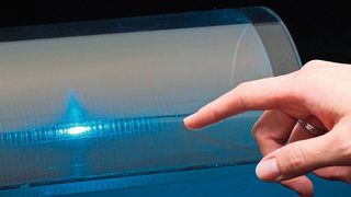 Das INM stellt auf der Hannover Messe 2019 zwei Verfarhren vor, mit denen biegsame Touchscreens möglich werden. (Gabi Klein, INM Saarbrücken)