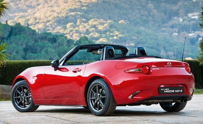 Red Dot Award 2015 - Mazda MX-5: Der Mazda MX-5 steht seit 1989 für die Renaissance des Roadsters. Die nun vierte Generation zeigt eine eindringlich sportive Anmutung. Mit einer Formensprache, die bewusst den Gegensatz zwischen Ruhe und Bewegung auf die Spitze treibt, strahlt dieser Roadster ein hohes Maß an Agilität aus. Er ist um 100 kg leichter als sein Vorgänger und dabei überaus komfortabel. Um den gewünschten Eindruck von Sportlichkeit zu erzielen, wurde die Kabine weiter nach hinten gerückt und der Hüftpunkt niedriger gesetzt. Ein bemerkenswerter Effekt wird im Exterieur hervorgerufen durch besondere Lichtreflexe auf der Lackierung. Sie verändern sich mit dem Einfallswinkel des Lichts und lassen den neuen MX-5 außerordentlich lebendig erscheinen. Die Karosserieoberfläche geht zudem visuell in die Türverkleidung über, sodass die Grenzen zwischen Innen und Außen verschmelzen. Das Interieur des Mazda MX-5 ist auf das Fahren insbesondere mit heruntergelassenem Verdeck ausgerichtet. Ausgestattet mit einem bedienungsfreundlichen und ästhetisch wie haptisch ansprechenden Softtop, einer innovativen Luftflusskontrolle sowie in die Kopfstützen eingelassenen Lautsprechern, bietet es dem Fahrer hochentwickelten Komfort. Als eine sehr inspirierte Neuinterpretation ermöglicht der neue Mazda MX-5 damit ein spannendes, zeitgemäßes Roadster-Erlebnis (Bild: Red Dot)