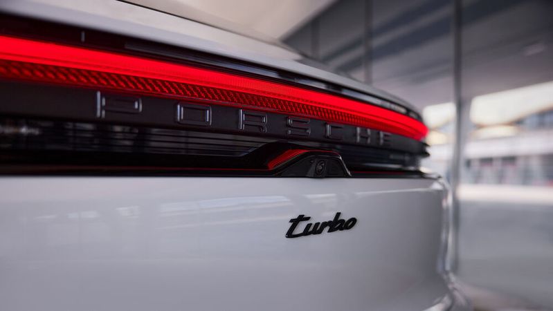 Der Beiname des Topmodells lässt etwas anderes vermuten: Der neue Macan fährt jedoch ausschließlich elektrisch.(Bild:  Porsche)