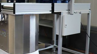 Der AMR mit einem Aufbau aus Profilen von item Industrietechnik findet von selbst zum Ziel. So entfallen zeitraubende Wege für die Mitarbeiter.  (Bild: LMZ)