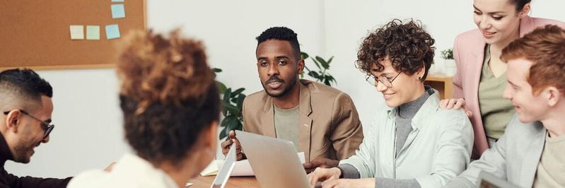 Eine erfolgreiche Wandlungsfähigkeit der Arbeitswelt erfordert offene Kommunikation und ein Umdenken in der Organisationsstruktur, um die Potenziale der Digitalisierung voll ausschöpfen zu können.(Bild:  frei lizenziert / Pexels)