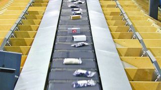 Auf der Cemat zeigte Beumer einen Sorter vom Typ BS 7 BT, ausgestattet mit verschiedenen Modulen udn Funktionen. Individuelle Anforderungen sind so leicht realisierbar. (Bild: Beumer)