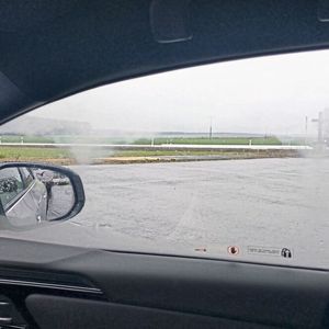 Wer Energie sparen möchte und die Klimatisierung auf „Eco“ stellt, muss an regnerischen Tagen mit beschlagenen Scheiben rechnen.(Bild:  Sven Prawitz/Vogel Communications Group)