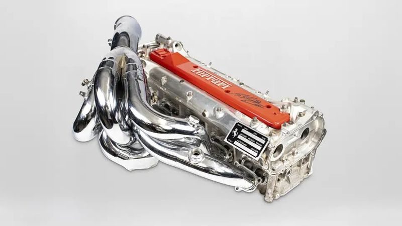 Wer weniger auf Klamotten, dafür auf handfeste Technik steht, der kann sich diesen Ferrari F2003-GA Zylinderkopf samt Krümmer zum Schätzwert von 6.000 bis 8.000 Euro anlachen – natürlich ebenfalls von Michael Schuhmacher signiert. (Bild: RM Sotheby’s )