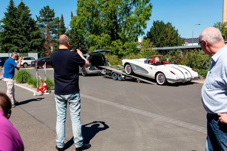 Verständlicherweise nahm nicht jeder Oldie die viele Hundert Kilometer Anreise selbst unter die Räder. Dennoch toll, dass Fahrzeuge wie diese Corvette mit von der Partie waren.  (Stefan Bausewein)