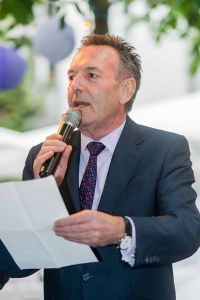 „Das Buffet ist eröffnet“, Joachim M. Schmitt, Geschäftsführer und Mitglied des BVMed-Vorstands, mit der kürzesten aller denkbaren Ansprachen. (Bild: BVMed)