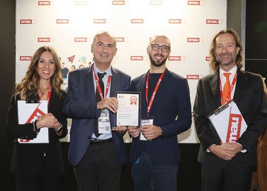 Davide Borghi (2.v.l.) und Gianmarco Di Eusebio (3.v.l.) aus dem Development-&-Technology-Team von Tetra Pak bei der Verleihung der Auszeichnung Premio Innovazione.(Bild:  Tetra Pak)