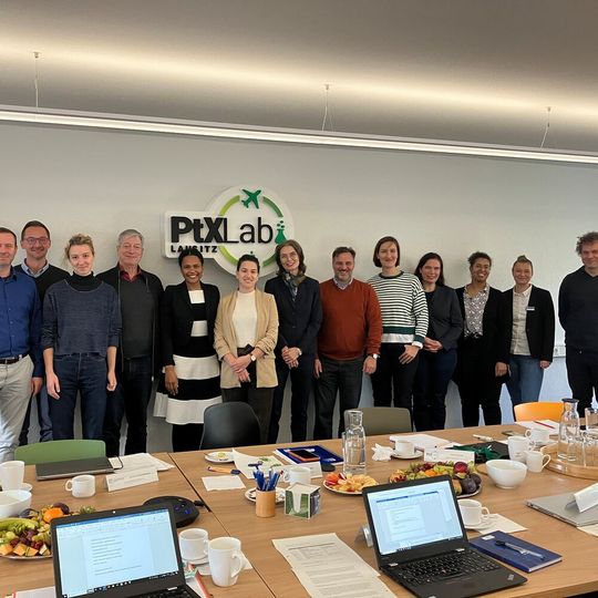 Die Dechema und das PTX Lab Lausitz ermitteln die Rolle von Power-to-Liquid-Kerosin im europäischen Flugsektor.(Bild:  PTX Lab Lausitz/ C. Heldt)