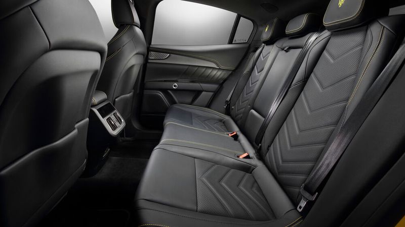 Die Rückbank soll den Fondgästen viel Beinfreiheit bieten. (Bild: Maserati)