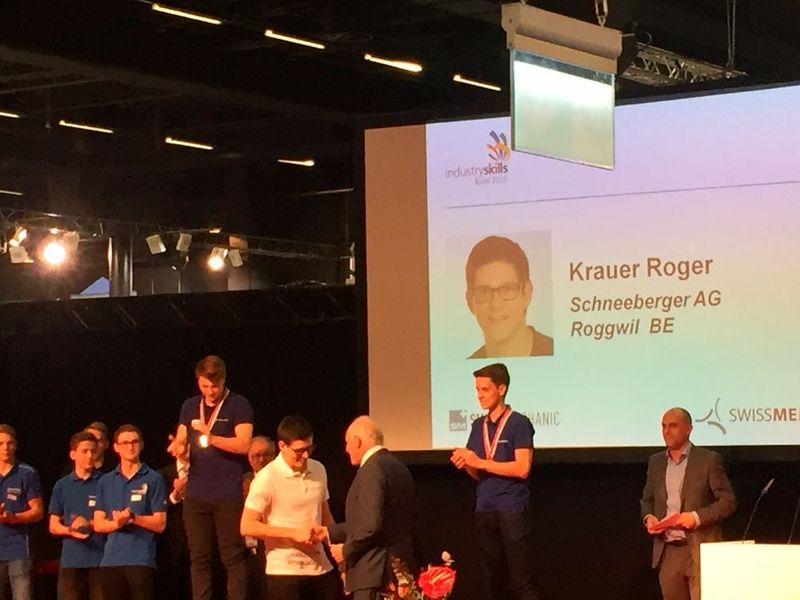 Swissmem Präsident Hans Hess gratuliert Roger Krauer zu seinem Sieg. (Sachneeberger)