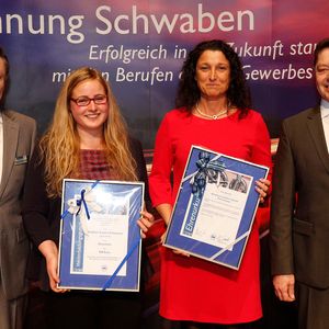 Bester Ausbildungsbetrieb der Kfz-Innung Schwaben: (v. li.) Modestus Dörle (Vorsitzender des Gesellenprüfungsausschusses), Stefanie Schwedow und Andrea Landherr (Geschäftsführerin; beide Autohaus Landherr) sowie Alois Huber (Obermeister).(Bild:  Kfz-Innung)