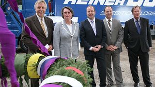 Richtfest Mitte September: Für den Vertrieb der Wassermarken Evian und Volvic errichtet die Garbe Logistic AG auf dem Logport-Gelände im Duisburger Hafen ein neues Logistikzentrum für die Spedition Reiner Bohnen und Danone Waters. Bild: Duisport (Archiv: Vogel Business Media)