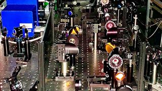 Im Femtosekundenlabor am Helmholtz-Zentrum Berlin (HZB) untersuchet man Metalloxide, um gewisse Schwierigkeiten aus dem Weg zu räumen, die die Effizienz von Photoelektroden für die Gewinnung von solarem Wasserstoff vermindern. Jetzt gibt es neue Erkenntnisse ... (Bild: HZB / M. Schleuning)