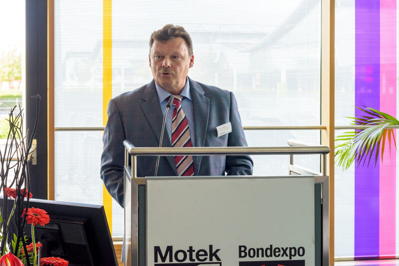 Der Projektleiter der Messen, Rainer Bachert, gibt die Zahlen bekannt: Zur Motek hätten sich mehr als 900 Aussteller und zur Bondexpo rund 100 Unternehmen und Anbieter angemeldet. (P.E. Schall)
