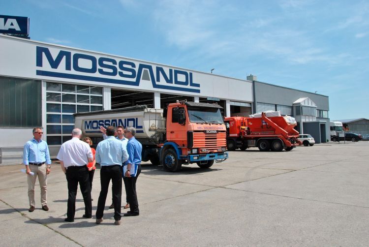 Von der Finanzierung über den Verkauf bis hin zum Flottenmanagement: die Karl Mossandl GmbH & Co bietet ihren Kunden ein Rundumpaket in Sachen Service. Dies beeindruckte auch die Jury bei ihrem Besuch in Dingolfing. (Foto: Kampfmann)