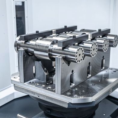 Der flexible Heller-Rundspeicher kann sowohl 630 Millimeter x 630 Millimeter als auch 800 Millimeter x 800 Millimeter große Paletten lagern und verarbeiten – sogar im Mischbetrieb. Das macht die gesamte Fertigungsanlage besonders flexibel. (Bild: Heller)