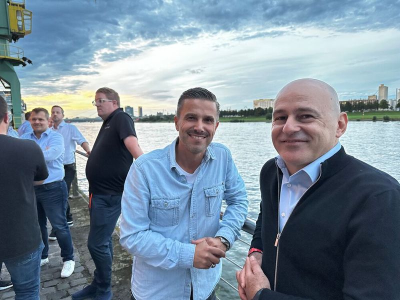 Murat Özden und Tomas Oubaillis (r., LG) schauen sich entspannt die vorbei fahrenden Schiffe an. (Bild: Vogel IT-Medien)