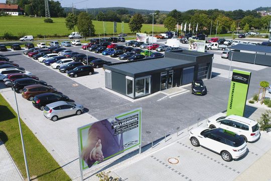 Modern und großzügig dimensioniert präsentiert sich der neue Gebrauchtwagenplatz von MGS Sticht.(Bild:  MGS Sticht)