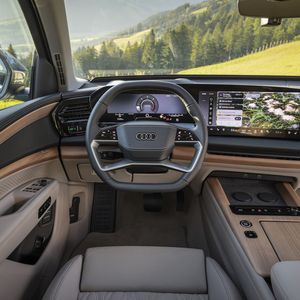 Der Q7 wird serienmäßig mit drei Bildschirmen im Armaturenbrett ausgeliefert.(Bild:  Audi)