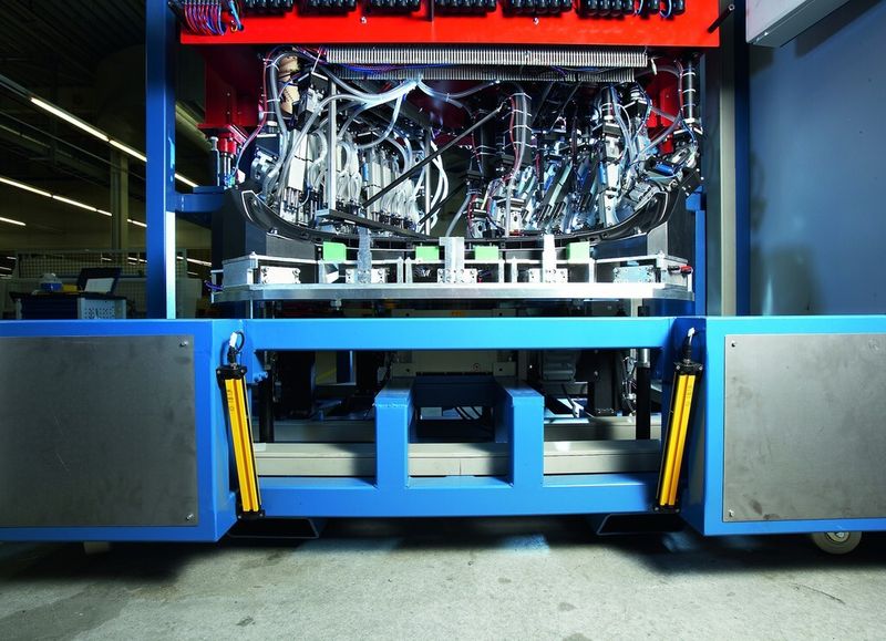 In der Anlage für das Schweißen von Heckspoilern wird an etwa 30 verschiedenen Schweißpunkten ein Trägerteil mit einer fertig lackierten Außenschale verschweißt. (Bild: Sick)