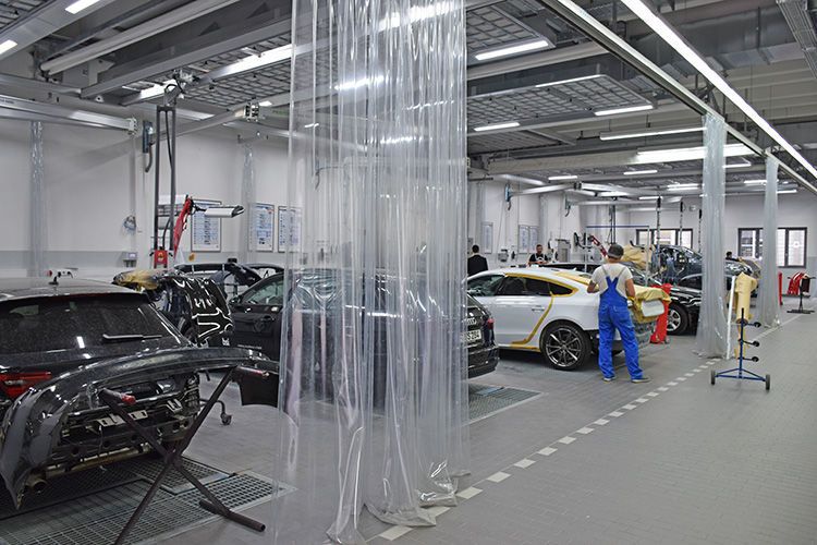 Das moderne Lack-Zentrum ist der ganze Stolz des Unternehmens. (Holz / »kfz-betrieb«)