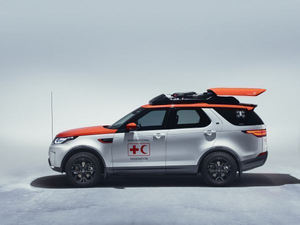 Dachgarage offen, Drohne bereit zum Abheben (Land Rover)