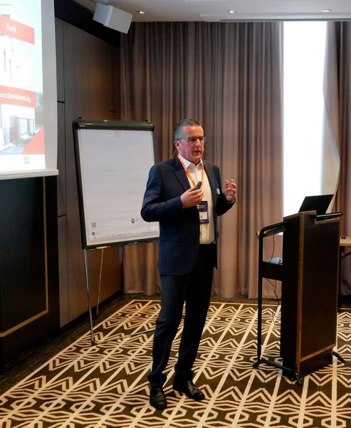 Es muss nicht immer Frankfurt sein! Achim Pfeiffer von Datacenter One zeigte die Potenziale alternativer Datacenter-Standorte auf. (Bild: Vogel IT-Medien GmbH)